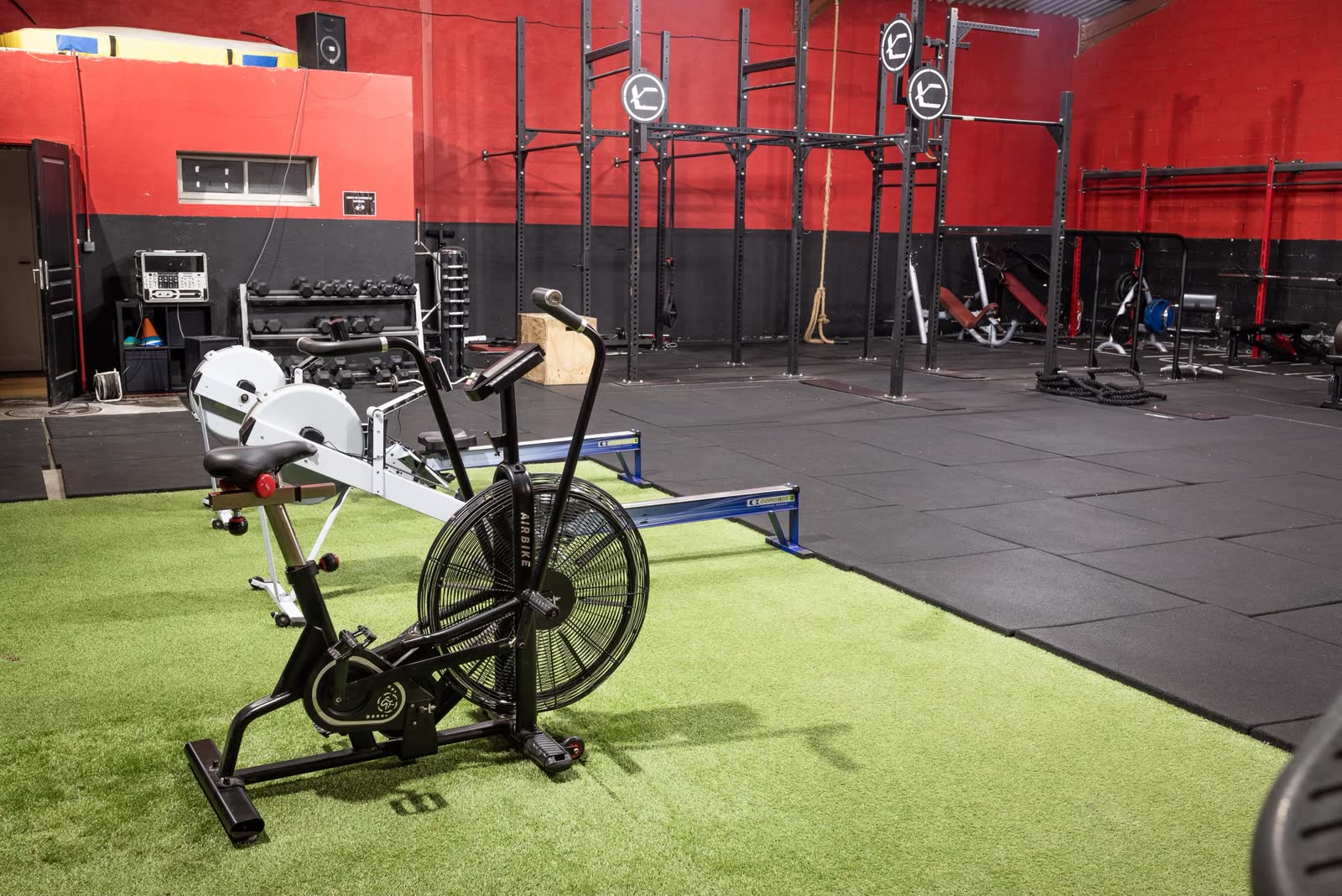 Espace cross-training du Boxing Center Portet-sur-Garonne : cages, rameurs, air bike et mur rouge