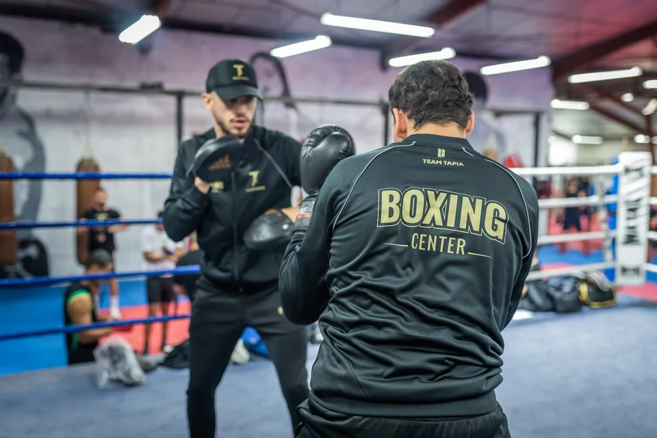 Travail aux pattes d’ours sur le ring — Team Tapia, Boxing Center Portet