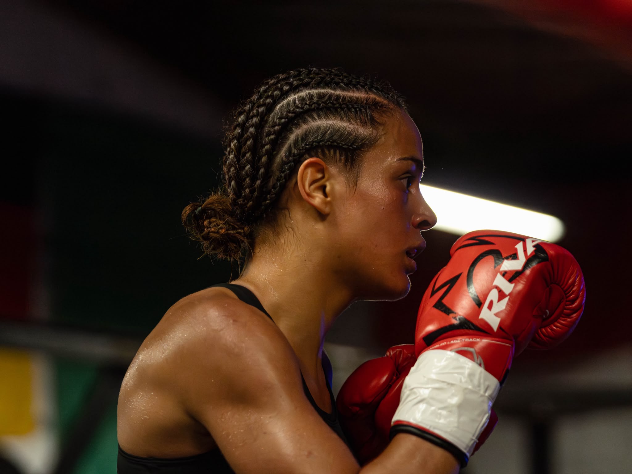 Anna Boullez à l’entraînement, gants Rival — Boxing Center Portet